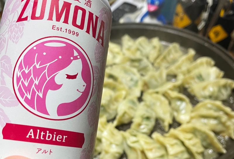 今日のギョーザはニラをやめてパクチーの茎とシシトウと大葉とおろし生姜のギョーザにしてみた
なんか爽やかな感じで美味かった！！
ほんでいただいた遠野のビールがまた美味かった…！！