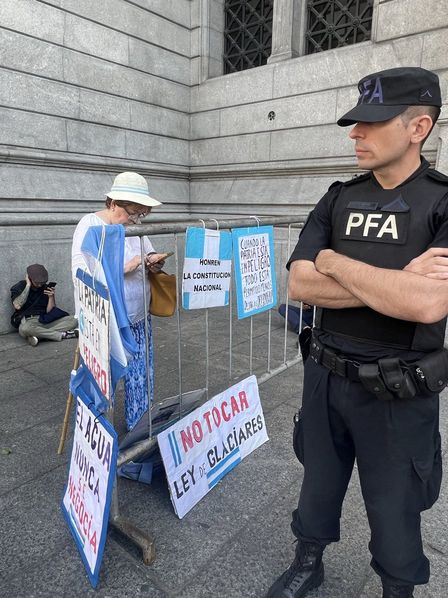 Sabrinapont's tweet photo. Todo el asado en redes, poco humo en la calle.
Minutos antes de la sesión por la Ley de Glaciares, la postal es austera: una manifestante, presencia policial y cobertura de prensa. https://t.co/bVDeguchtY