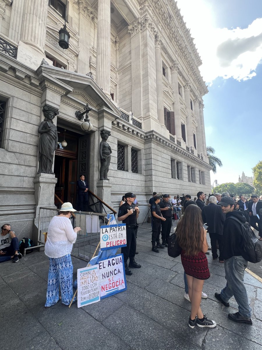 Sabrinapont's tweet photo. Todo el asado en redes, poco humo en la calle.
Minutos antes de la sesión por la Ley de Glaciares, la postal es austera: una manifestante, presencia policial y cobertura de prensa. https://t.co/bVDeguchtY