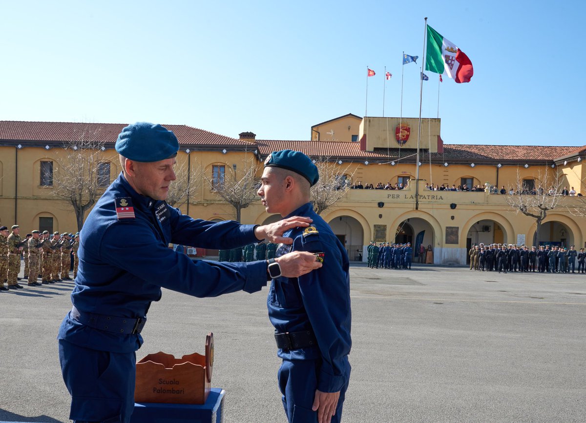 ItalianNavy's tweet photo. Durante il brevettamento di 6 nuovi #Palombari del #COMSUBIN, così il #CSMM amm. Berutti Bergotto: "I Palombari operano dove l’errore non è ammesso e dove l’ambiente è ostile per definizione.
Ogni vostra azione contribuisce direttamente alla sicurezza del Paese e alla credibilità dello strumento di difesa nazionale.
Il legame indissolubile con la dimensione subacquea costituisce uno dei pilastri della vostra specificità e assume un’importanza crescente non solo nell’ambito delle operazioni speciali, ma anche nello sviluppo e nella sperimentazione di nuove tecnologie e mezzi.
In tale contesto sarà fondamentale l’integrazione con Nave Olterra, in fase finale di allestimento presso i cantieri Mariotti di Genova.
La Difesa investe su professionalità come la vostra, capaci di coniugare tradizione innovazione esperienza e tecnologia.
La dimensione subacquea è senza dubbio uno dei settori più rilevanti e, alcontempo, più vulnerabili per la sicurezza nazionale e internazionale.
È un ambiente estremamente complesso in cui risiede una vasta gamma di risorse naturali che spaziano dalle terre rare alle risorse energetiche.
Sui fondali marini si dispiegano anche le più importanti infrastrutture critiche del nostro Paese: gasdotti, oleodotti, e reti di comunicazione.
Ciascuna di queste strutture è giornalmente esposta a rischi di vario tipo, naturali, accidentali ma anche intenzionali.
Palombari del corso DAKUWAQA, proseguite il vostro cammino con fierezza e continuate a servire il Paese con onore e dedizione in ossequio alle nobili tradizioni che caratterizzano la storia di chi prima di voi ha indossato il Basco Blu".
#IlGrandeEquipaggio