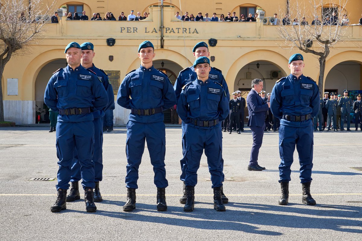 ItalianNavy's tweet photo. Durante il brevettamento di 6 nuovi #Palombari del #COMSUBIN, così il #CSMM amm. Berutti Bergotto: "I Palombari operano dove l’errore non è ammesso e dove l’ambiente è ostile per definizione.
Ogni vostra azione contribuisce direttamente alla sicurezza del Paese e alla credibilità dello strumento di difesa nazionale.
Il legame indissolubile con la dimensione subacquea costituisce uno dei pilastri della vostra specificità e assume un’importanza crescente non solo nell’ambito delle operazioni speciali, ma anche nello sviluppo e nella sperimentazione di nuove tecnologie e mezzi.
In tale contesto sarà fondamentale l’integrazione con Nave Olterra, in fase finale di allestimento presso i cantieri Mariotti di Genova.
La Difesa investe su professionalità come la vostra, capaci di coniugare tradizione innovazione esperienza e tecnologia.
La dimensione subacquea è senza dubbio uno dei settori più rilevanti e, alcontempo, più vulnerabili per la sicurezza nazionale e internazionale.
È un ambiente estremamente complesso in cui risiede una vasta gamma di risorse naturali che spaziano dalle terre rare alle risorse energetiche.
Sui fondali marini si dispiegano anche le più importanti infrastrutture critiche del nostro Paese: gasdotti, oleodotti, e reti di comunicazione.
Ciascuna di queste strutture è giornalmente esposta a rischi di vario tipo, naturali, accidentali ma anche intenzionali.
Palombari del corso DAKUWAQA, proseguite il vostro cammino con fierezza e continuate a servire il Paese con onore e dedizione in ossequio alle nobili tradizioni che caratterizzano la storia di chi prima di voi ha indossato il Basco Blu".
#IlGrandeEquipaggio