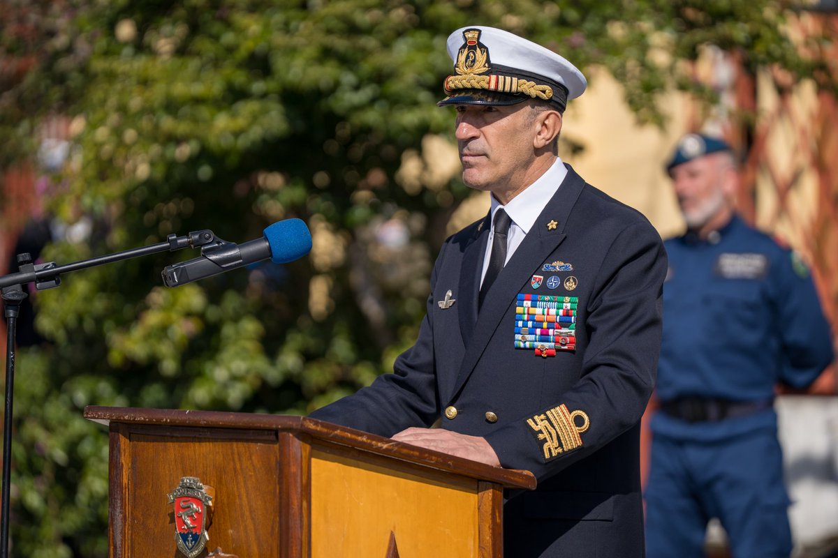 ItalianNavy's tweet photo. Durante il brevettamento di 6 nuovi #Palombari del #COMSUBIN, così il #CSMM amm. Berutti Bergotto: "I Palombari operano dove l’errore non è ammesso e dove l’ambiente è ostile per definizione.
Ogni vostra azione contribuisce direttamente alla sicurezza del Paese e alla credibilità dello strumento di difesa nazionale.
Il legame indissolubile con la dimensione subacquea costituisce uno dei pilastri della vostra specificità e assume un’importanza crescente non solo nell’ambito delle operazioni speciali, ma anche nello sviluppo e nella sperimentazione di nuove tecnologie e mezzi.
In tale contesto sarà fondamentale l’integrazione con Nave Olterra, in fase finale di allestimento presso i cantieri Mariotti di Genova.
La Difesa investe su professionalità come la vostra, capaci di coniugare tradizione innovazione esperienza e tecnologia.
La dimensione subacquea è senza dubbio uno dei settori più rilevanti e, alcontempo, più vulnerabili per la sicurezza nazionale e internazionale.
È un ambiente estremamente complesso in cui risiede una vasta gamma di risorse naturali che spaziano dalle terre rare alle risorse energetiche.
Sui fondali marini si dispiegano anche le più importanti infrastrutture critiche del nostro Paese: gasdotti, oleodotti, e reti di comunicazione.
Ciascuna di queste strutture è giornalmente esposta a rischi di vario tipo, naturali, accidentali ma anche intenzionali.
Palombari del corso DAKUWAQA, proseguite il vostro cammino con fierezza e continuate a servire il Paese con onore e dedizione in ossequio alle nobili tradizioni che caratterizzano la storia di chi prima di voi ha indossato il Basco Blu".
#IlGrandeEquipaggio