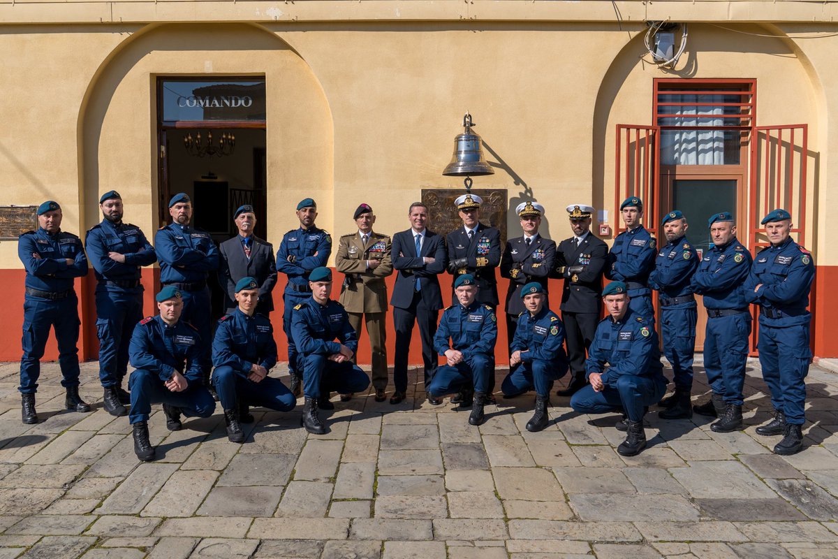 ItalianNavy's tweet photo. Durante il brevettamento di 6 nuovi #Palombari del #COMSUBIN, così il #CSMM amm. Berutti Bergotto: "I Palombari operano dove l’errore non è ammesso e dove l’ambiente è ostile per definizione.
Ogni vostra azione contribuisce direttamente alla sicurezza del Paese e alla credibilità dello strumento di difesa nazionale.
Il legame indissolubile con la dimensione subacquea costituisce uno dei pilastri della vostra specificità e assume un’importanza crescente non solo nell’ambito delle operazioni speciali, ma anche nello sviluppo e nella sperimentazione di nuove tecnologie e mezzi.
In tale contesto sarà fondamentale l’integrazione con Nave Olterra, in fase finale di allestimento presso i cantieri Mariotti di Genova.
La Difesa investe su professionalità come la vostra, capaci di coniugare tradizione innovazione esperienza e tecnologia.
La dimensione subacquea è senza dubbio uno dei settori più rilevanti e, alcontempo, più vulnerabili per la sicurezza nazionale e internazionale.
È un ambiente estremamente complesso in cui risiede una vasta gamma di risorse naturali che spaziano dalle terre rare alle risorse energetiche.
Sui fondali marini si dispiegano anche le più importanti infrastrutture critiche del nostro Paese: gasdotti, oleodotti, e reti di comunicazione.
Ciascuna di queste strutture è giornalmente esposta a rischi di vario tipo, naturali, accidentali ma anche intenzionali.
Palombari del corso DAKUWAQA, proseguite il vostro cammino con fierezza e continuate a servire il Paese con onore e dedizione in ossequio alle nobili tradizioni che caratterizzano la storia di chi prima di voi ha indossato il Basco Blu".
#IlGrandeEquipaggio