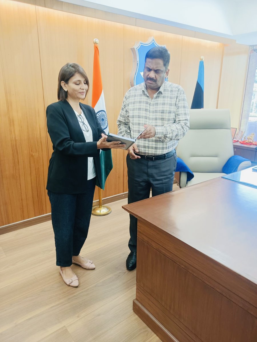 reesharma's tweet photo. Had the opportunity to present my book "Transforming Lives Behind Bars" to Shri K.L.N. Rao, DGP, Gujarat State &amp; DGP Correctional Administration, CID Crime and Railways. Discussed the importance of forensic psychological assessment and structured rehabilitation within Prisons. https://t.co/rOXd5gQXit