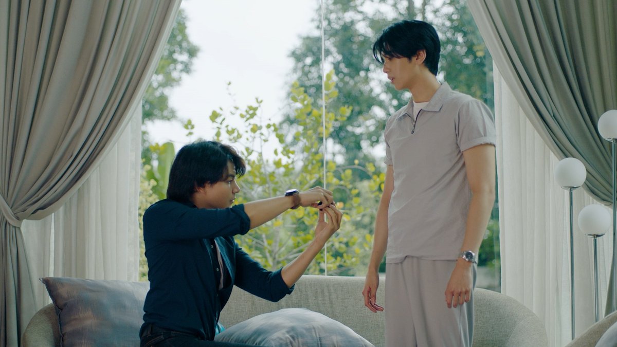 GMMTV's tweet photo. มีคนคุกเข่าจริง!!!!💢  
#DareYouToDeathFinalEP 
@ChenRcj @dunknatachai https://t.co/cBThlIwpvZ