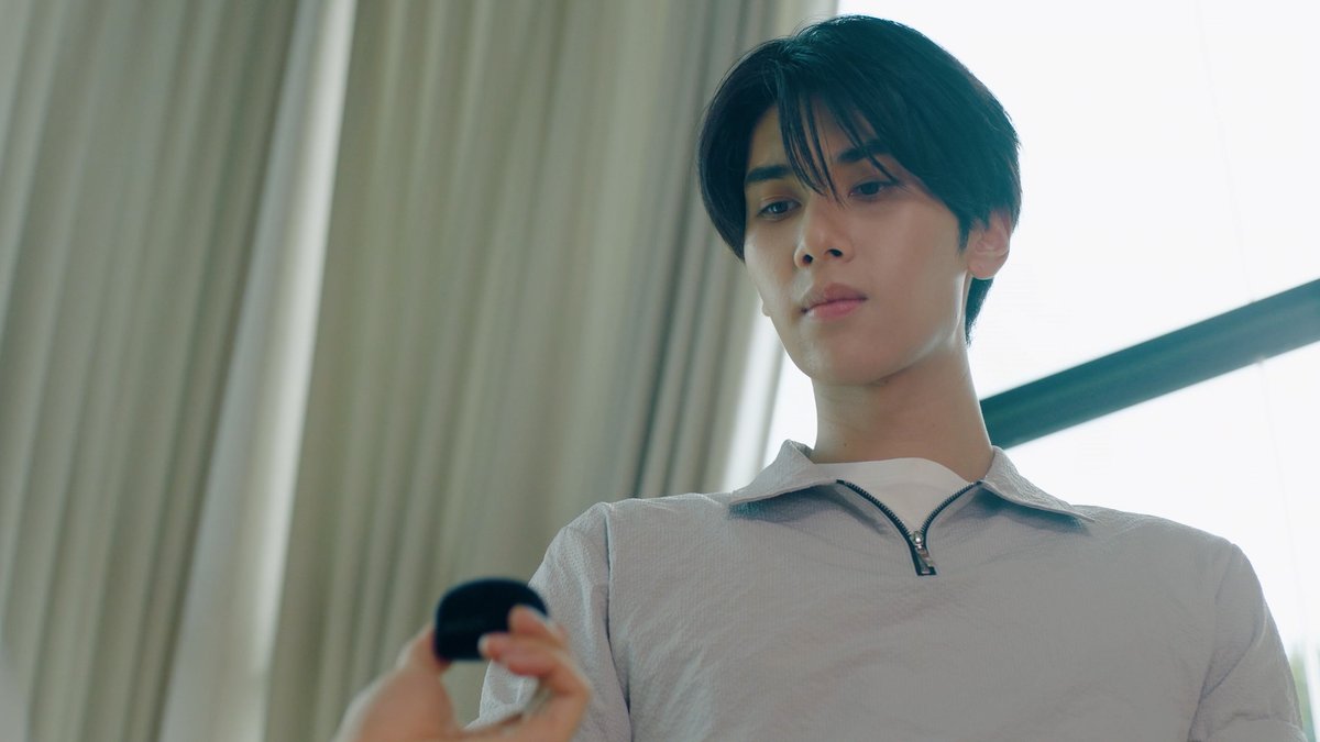 GMMTV's tweet photo. มีคนคุกเข่าจริง!!!!💢  
#DareYouToDeathFinalEP 
@ChenRcj @dunknatachai https://t.co/cBThlIwpvZ