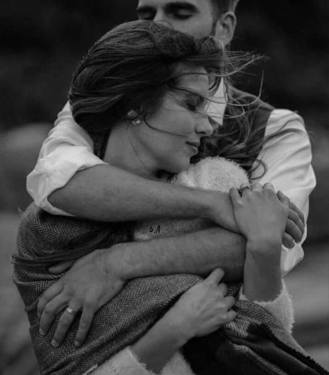 El amor es así, embellece a quien logra amar sin nada esperar a cambio. 
Manuel Puig

#BuenDía
#FelizJueves