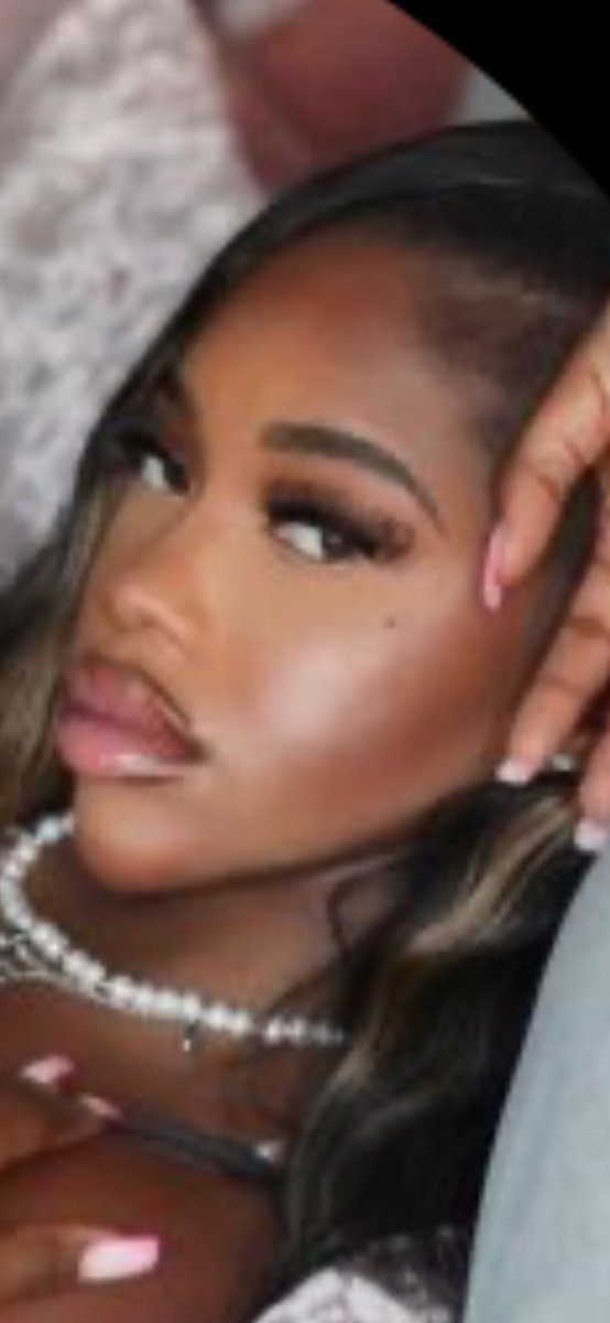 Regardez la tête de celle qui parle … pkakite on dirait route pour aller à assini