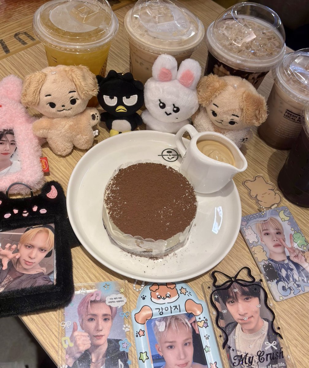 cixfixkr's tweet photo. break fasting together with fixs on seunghun day 🐶💛 https://t.co/rjbB1BYCna