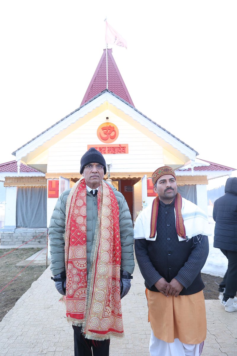 ॐ नमः शिवाय! 

जम्मू-कश्मीर के गुलमर्ग स्थित ऐतिहासिक महारानी मंदिर में दर्शन एवं रुद्राभिषेक करने का परम सौभाग्य प्राप्त हुआ। देवाधिदेव महादेव से देशवासियों की सुख, शांति, समृद्धि और कल्याण के लिए प्रार्थना की।