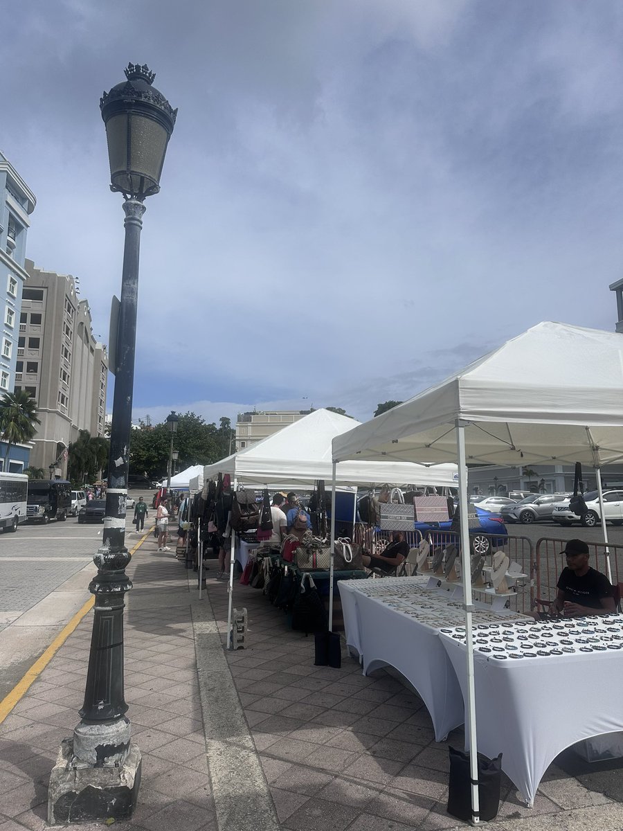 Help! Tengo un tour y tengo gente en sillas de ruedas. Y la calle al lado del Rumbao ambas aceras están ocupadas por carpas de vendedores ambulantes. No me molesta que vendan pero por donde paso? <a href="/Miguel_Romero_/">Miguel Romero</a> <a href="/SJCiudadCapital/">San Juan, Ciudad Capital</a> <a href="/VSJprendio/">El Viejo San Juan Prendío</a> <a href="/CTPuertoRico/">Puerto Rico Tourism Company</a>