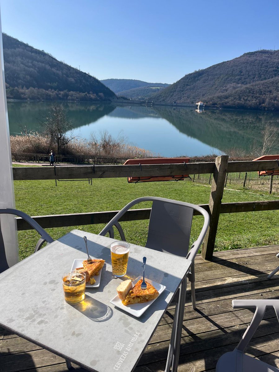 MeteoYaniz's tweet photo. Diazo por el embalse de Eugui que se encuentra al 78.64% tras las ultimas lluvias y una temp. de 20°C. Feliz jueves 😀☀️ https://t.co/c618SIxYRo