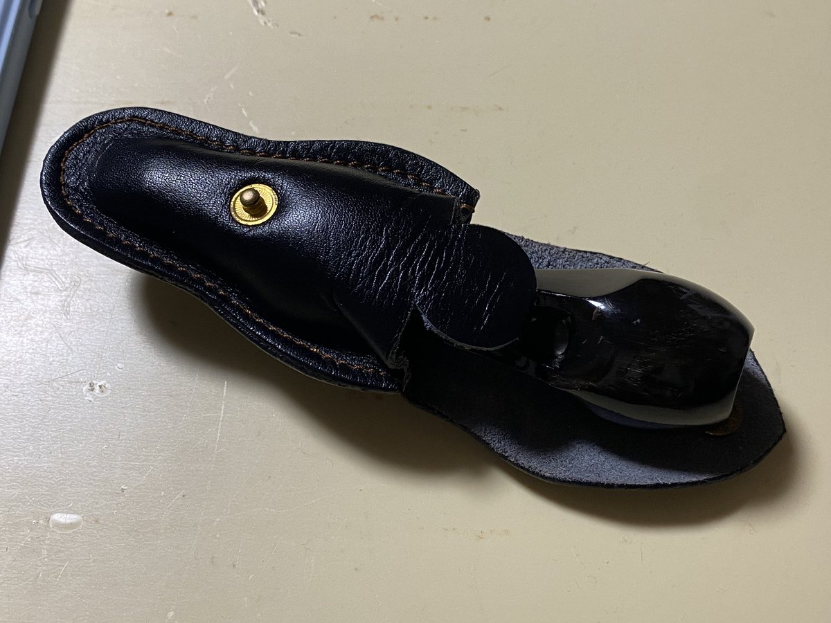 普段使っている三線の爪と「leather kakei」さんにだいぶ前に作って