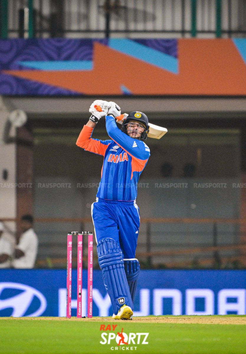 raysportz_cric's tweet photo. When Abhishek Sharma roars, the Powerplay hits the SKY 🚀📷
Fielders scattered. Bowlers rattled. Momentum sealed in the first 6 overs. 
That’s how you set the tone! 📷📷  
#AbhishekSharma #RaySportzCricket https://t.co/JLpcrrKTeY