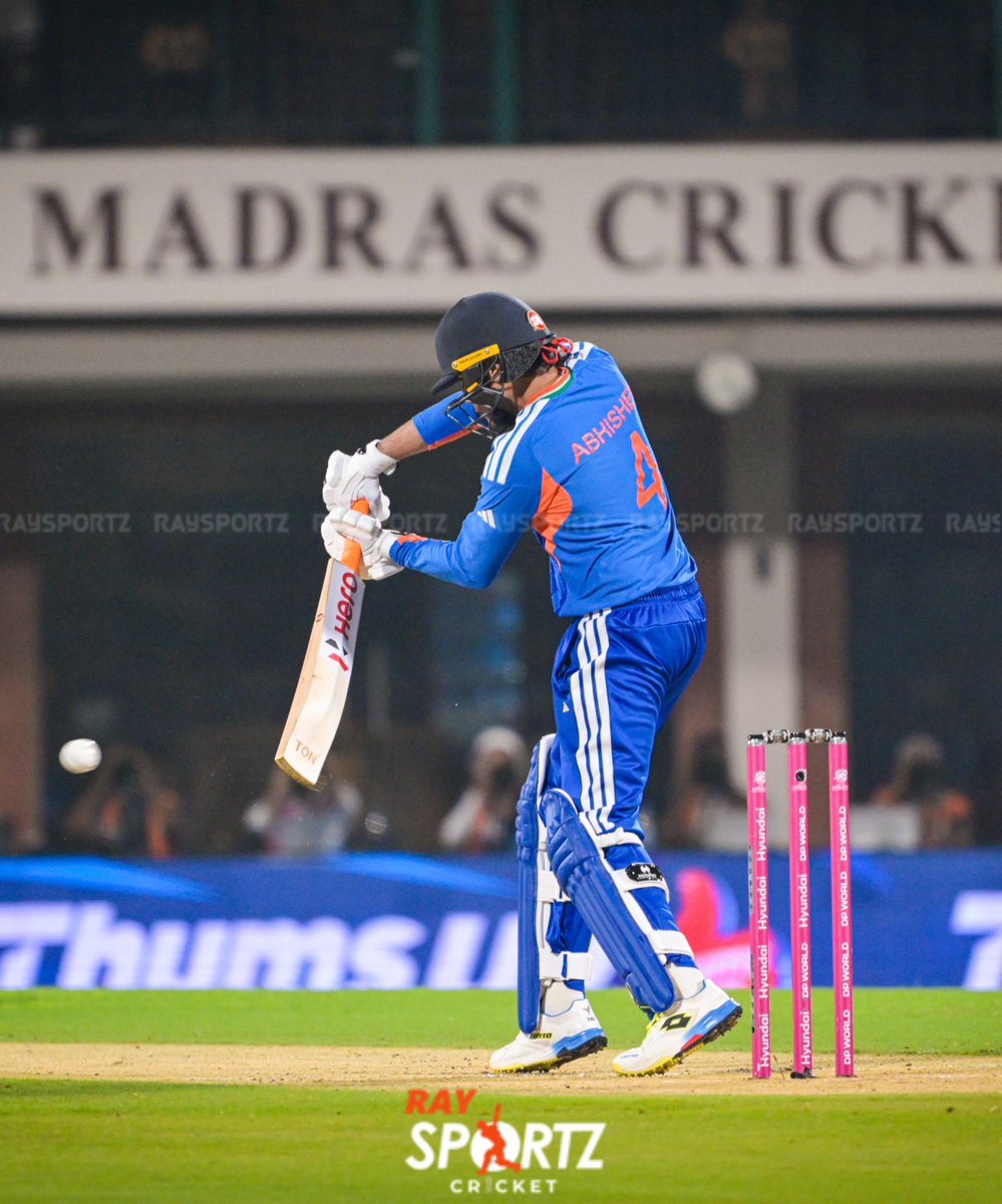 raysportz_cric's tweet photo. When Abhishek Sharma roars, the Powerplay hits the SKY 🚀📷
Fielders scattered. Bowlers rattled. Momentum sealed in the first 6 overs. 
That’s how you set the tone! 📷📷  
#AbhishekSharma #RaySportzCricket https://t.co/JLpcrrKTeY