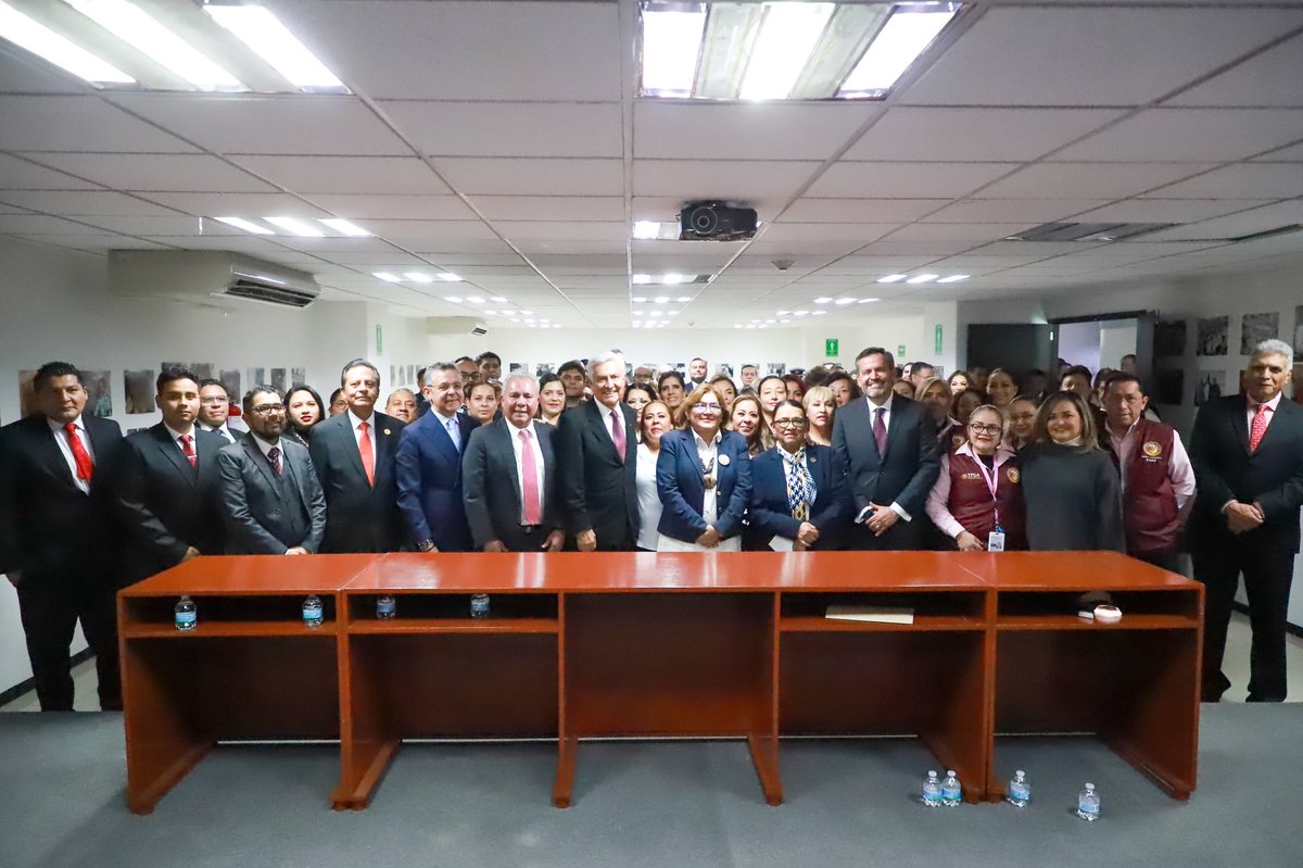 Las trabajadoras y los trabajadores del <a href="/TFCA_mx/">Tribunal Federal de Conciliación y Arbitraje</a> aportan a diario sus conocimientos, su dedicación y su esfuerzo para la pronta y justa solución de los problemas laborales burocráticos. 
facebook.com/share/p/1DScny…