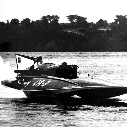 Miss Supertest III was a hydroplane that entered four races from 1959 to 1961. It won every single race and is the only three-time winner of the Harmsworth Cup.
For her achievement, she was inducted into Canada's Sports Hall of Fame.
This is her story.

🧵 1/6