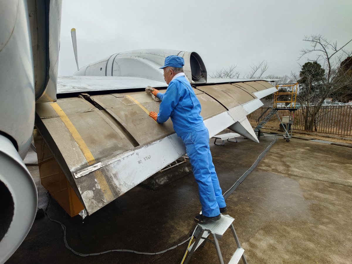 2月26日「YS-11試作1号機 保存作業」 本日は元整備員の方も満面の笑み