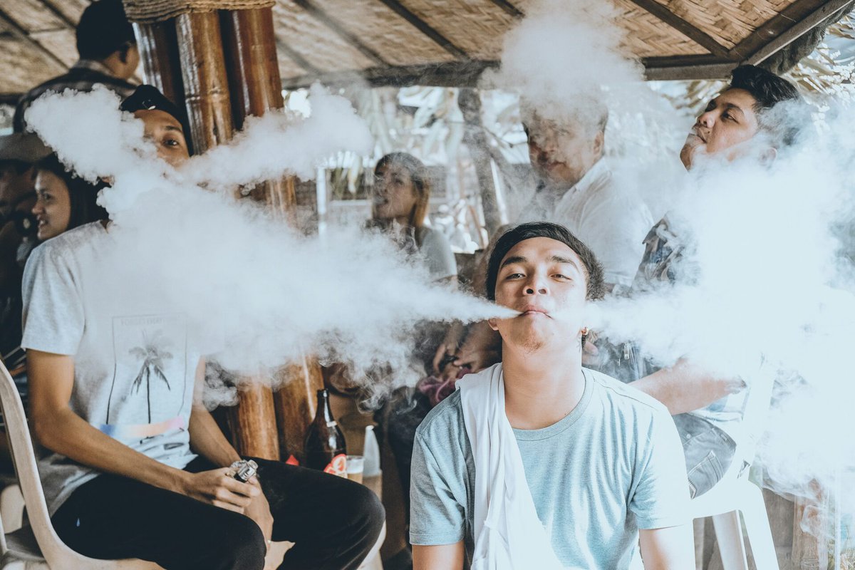 Bhekisisa_MG's tweet image. SA teens now #vaping, risk getting hooked on nicotine for life. It's harm introduction, not #harmreduction, says #UCT pulmonologist Richard van Zyl-Smit. bhekisisa.org/opinion/2025-1…
