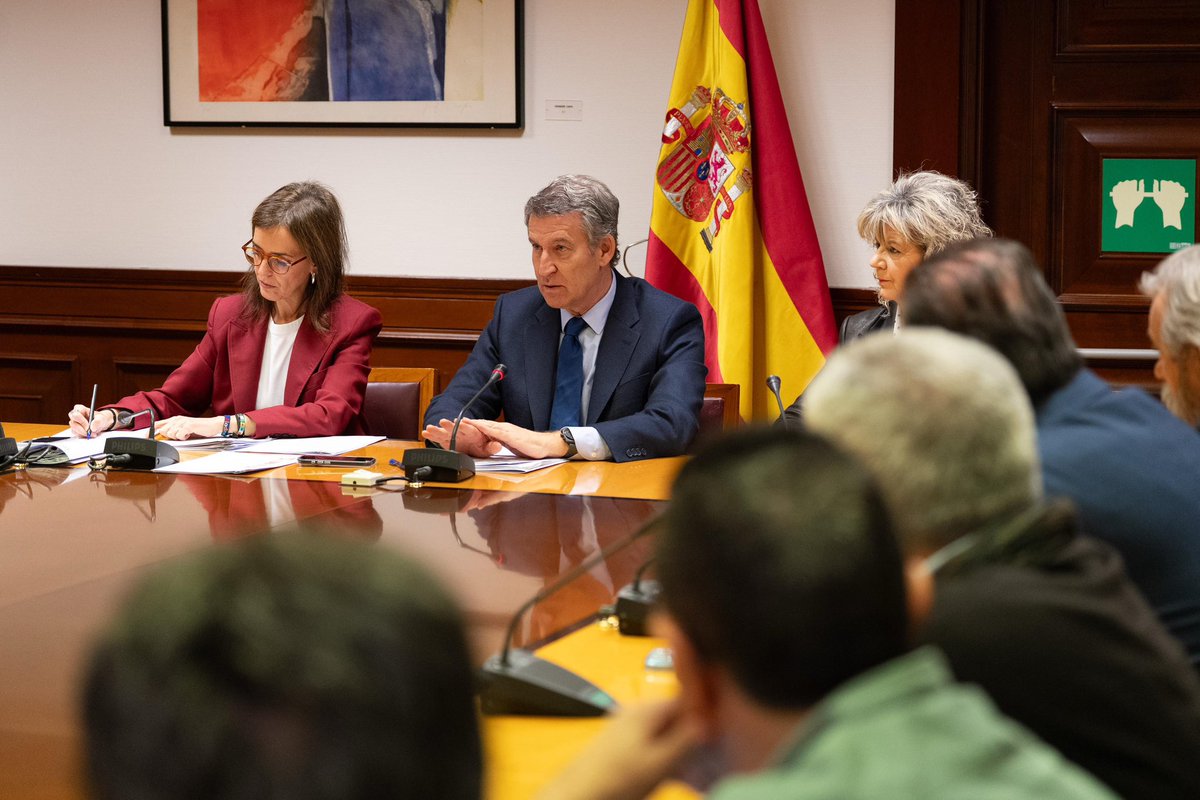 carmenfunezdg's tweet photo. Reforzar el sistema sanitario es clave y un compromiso de @NunezFeijoo.

Después de escuchar al Foro de la Profesión Médica, hoy nos reunimos con el Comité de Huelga.

Debemos seguir avanzando para proteger el Sistema Nacional de Salud desde el diálogo y contando con todos. https://t.co/j7doBz7LRN