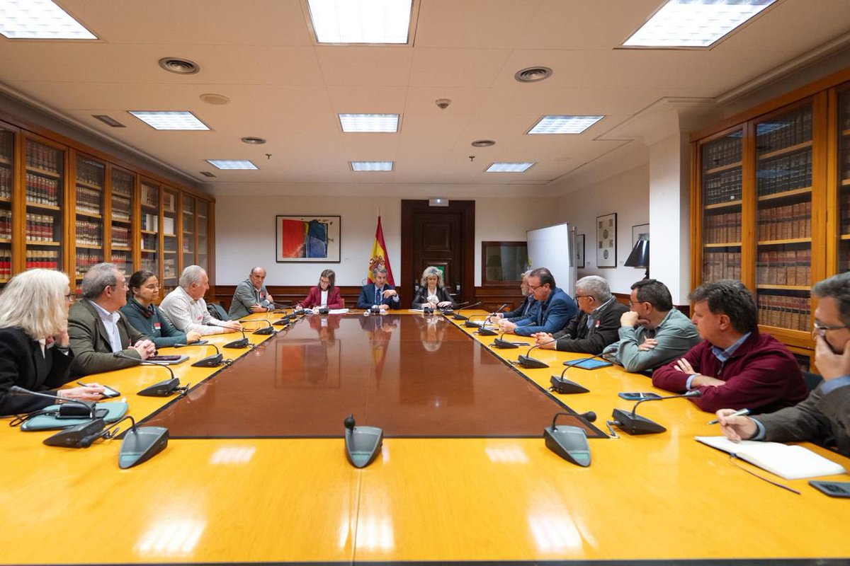 carmenfunezdg's tweet photo. Reforzar el sistema sanitario es clave y un compromiso de @NunezFeijoo.

Después de escuchar al Foro de la Profesión Médica, hoy nos reunimos con el Comité de Huelga.

Debemos seguir avanzando para proteger el Sistema Nacional de Salud desde el diálogo y contando con todos. https://t.co/j7doBz7LRN
