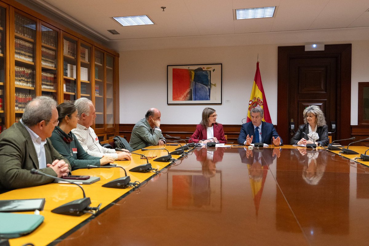 carmenfunezdg's tweet photo. Reforzar el sistema sanitario es clave y un compromiso de @NunezFeijoo.

Después de escuchar al Foro de la Profesión Médica, hoy nos reunimos con el Comité de Huelga.

Debemos seguir avanzando para proteger el Sistema Nacional de Salud desde el diálogo y contando con todos. https://t.co/j7doBz7LRN