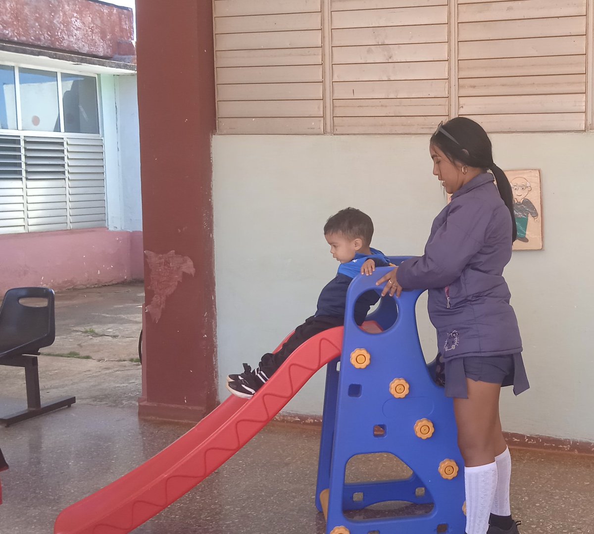 MatildeCar473's tweet photo. La tarea del educador moderno no es talar selvas, sino regar desiertos.” Así se desempeñan con cuidado, cariño y amor  las estudiantes de la escuela pedagógica con los niños en nuestra institución. @DiazCanelB @CubaMined @naimatrujillob @yarobyalvarez @GladysArtemisa https://t.co/R1T4N10cVx