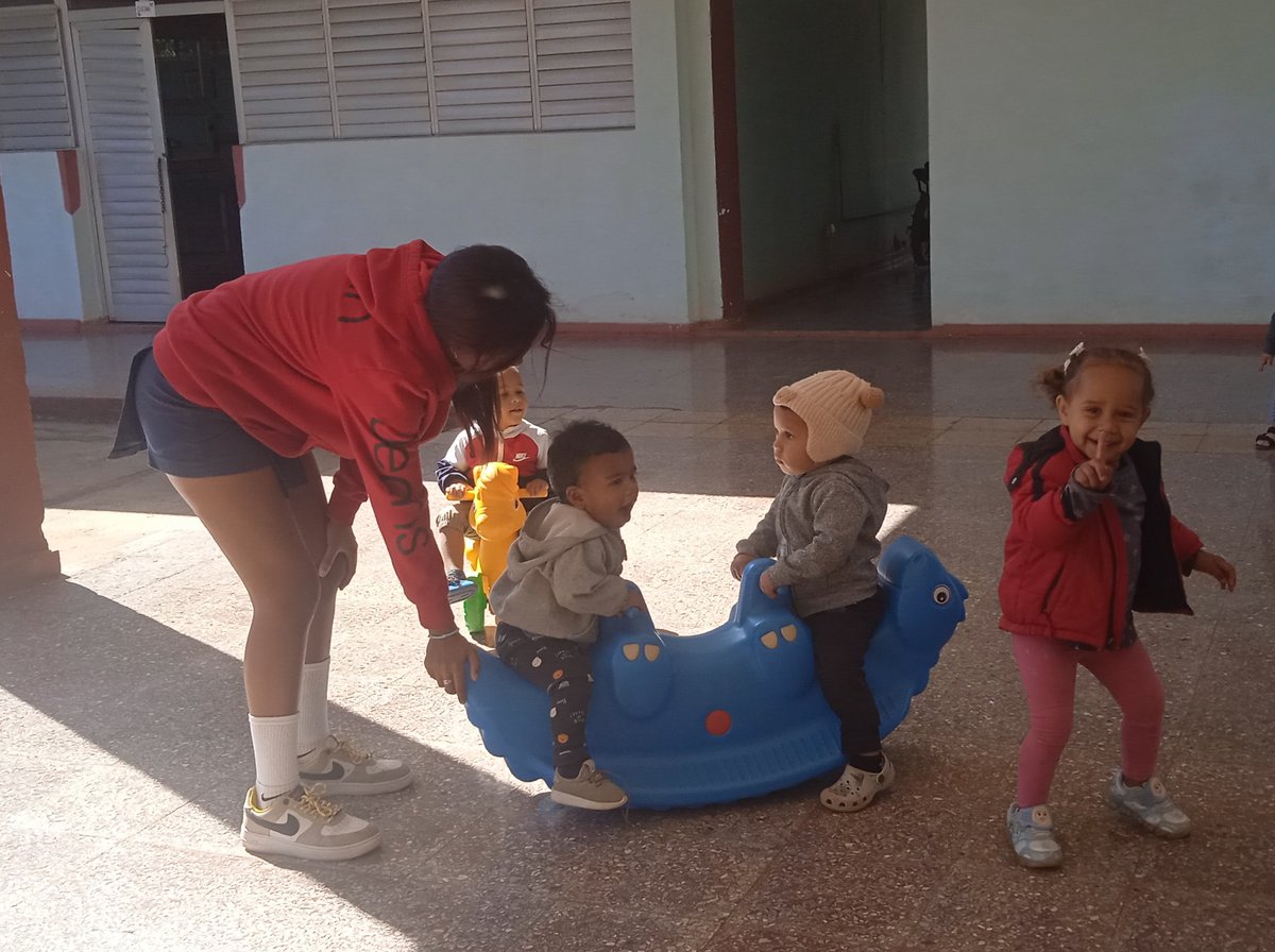 MatildeCar473's tweet photo. La tarea del educador moderno no es talar selvas, sino regar desiertos.” Así se desempeñan con cuidado, cariño y amor  las estudiantes de la escuela pedagógica con los niños en nuestra institución. @DiazCanelB @CubaMined @naimatrujillob @yarobyalvarez @GladysArtemisa https://t.co/R1T4N10cVx