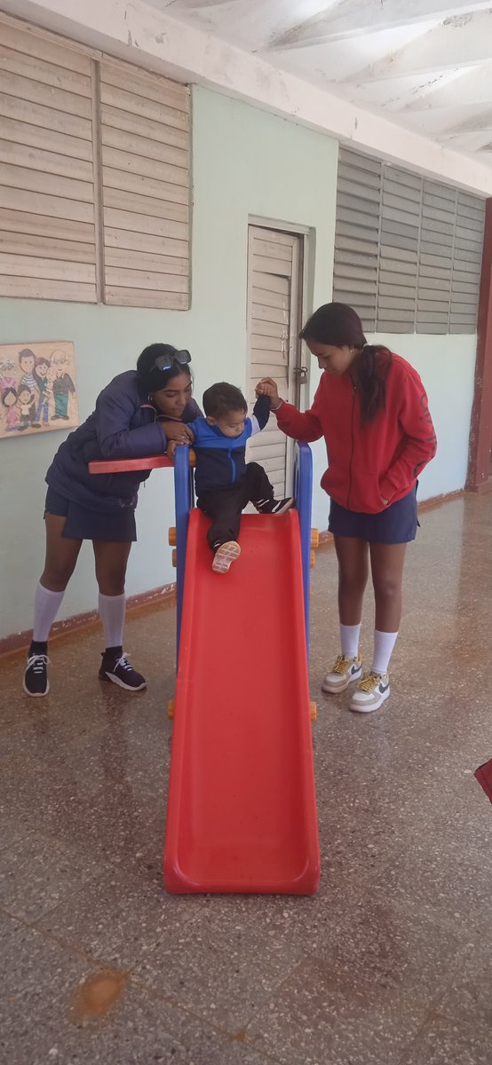 MatildeCar473's tweet photo. La tarea del educador moderno no es talar selvas, sino regar desiertos.” Así se desempeñan con cuidado, cariño y amor  las estudiantes de la escuela pedagógica con los niños en nuestra institución. @DiazCanelB @CubaMined @naimatrujillob @yarobyalvarez @GladysArtemisa https://t.co/R1T4N10cVx