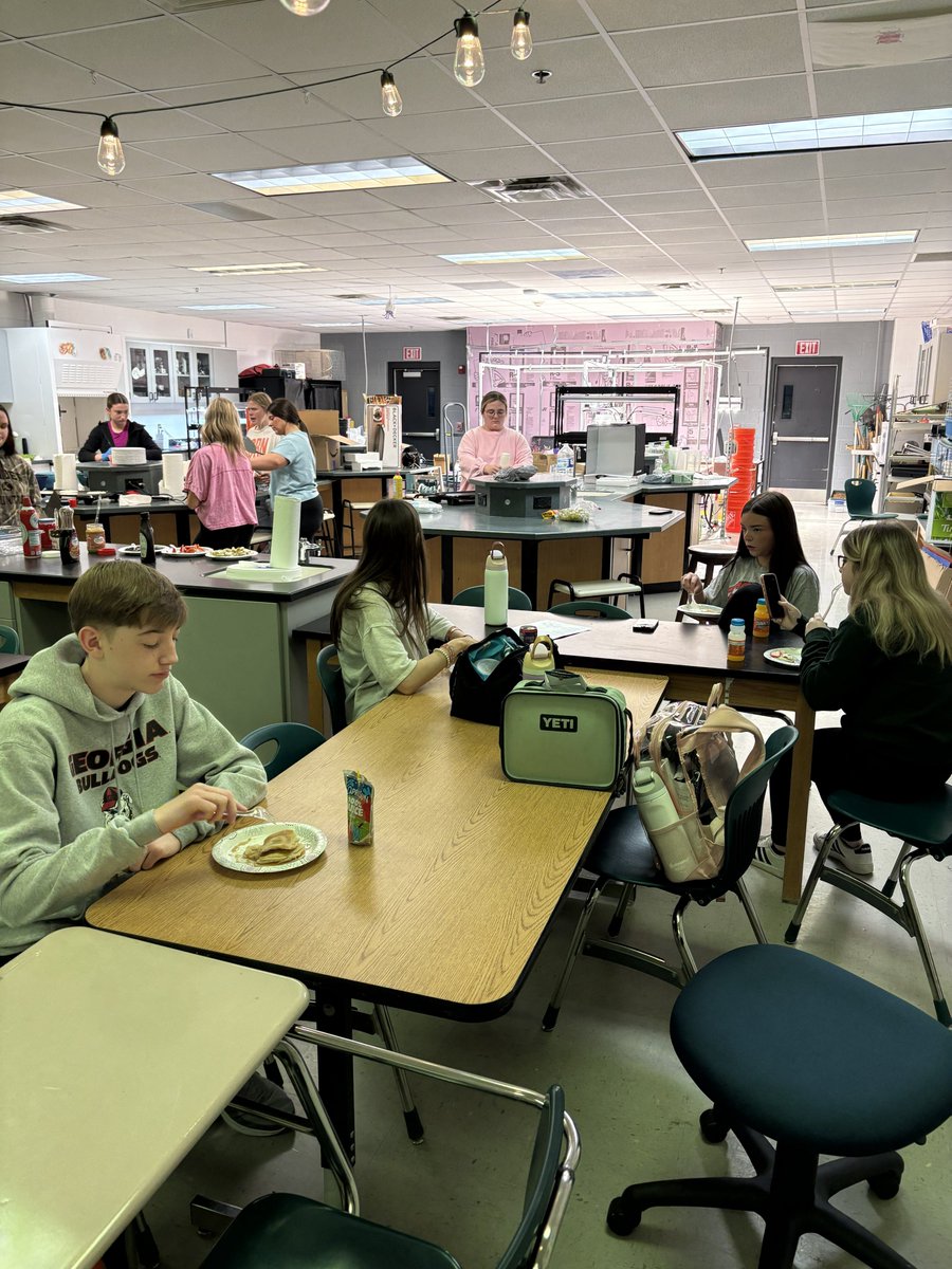 WGHSWBL's tweet photo. During our CTAE Week celebrations, our FFA Officers truly showed what leadership looks like in action!
They took time to serve and celebrate their fellow members by preparing a delicious pancake breakfast. thank-you for their hard work and dedication.
#CTAEWeek #FFA https://t.co/hHZszp6TYz