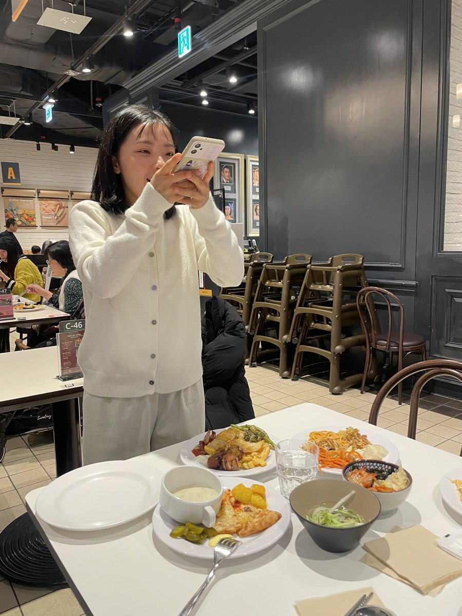 bbonggul's tweet photo. 외국인유학생노동자와함께하는 설날런치타임 ㅋㅋㅋ아니 한국말 왜 더 못해지는건지 ㅋㅋㅋㅋㅋㅋㅋ귀여운 후인느는 애술리에서 넘 행복해 했드아 ㅌㅌㅌㅌㅌㅌㅌ담에또오자❤️ https://t.co/dPR3StoNEa