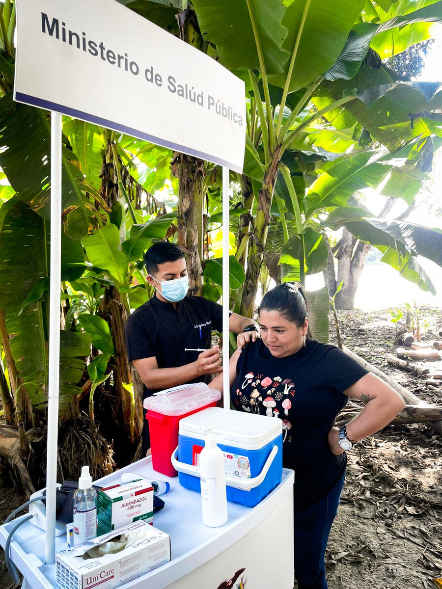 DPS_LosRios's tweet photo. ¡Salud en territorio!👨‍⚕️👩‍⚕️✅

#SantaLucía | Con el fin de acercar los servicios del MSP a comunidades de difícil acceso, brigada del Centro de Salud Piñal de Arriba intervino en el recinto Lomas de San Jacinto con servicios de:

🩺Medicina General
🦷Odontología
💉Vacunación https://t.co/9hC161jlx4