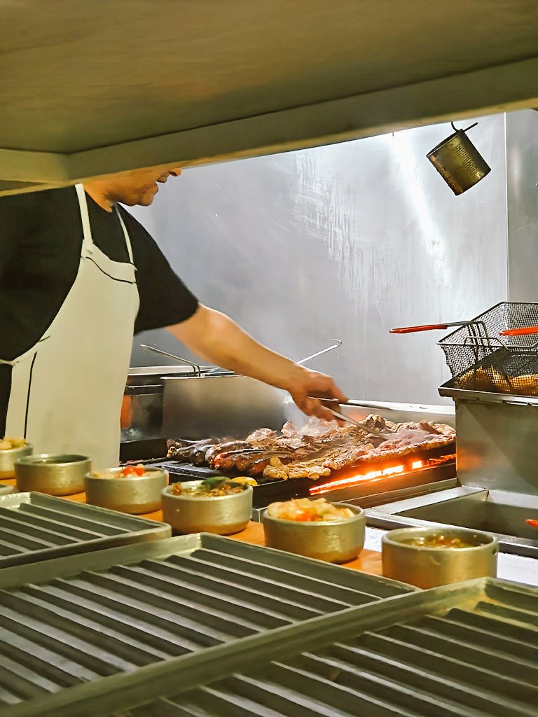 EI 28 de Febrero hace su último servicio "EI Viejo", eI ante último de los Stones de Ia Cocina de <a href="/bodegonlapipeta/">Bodegón La Pipeta ®️</a>.
.
70 años, 37 en esta Cocina, más de la mitad de su vida. 
Fue Gambucero, Peón, ½ Puntada, Ayudante y Cocinero.
.
Se podría haber jubiIado en Pandemia pero él