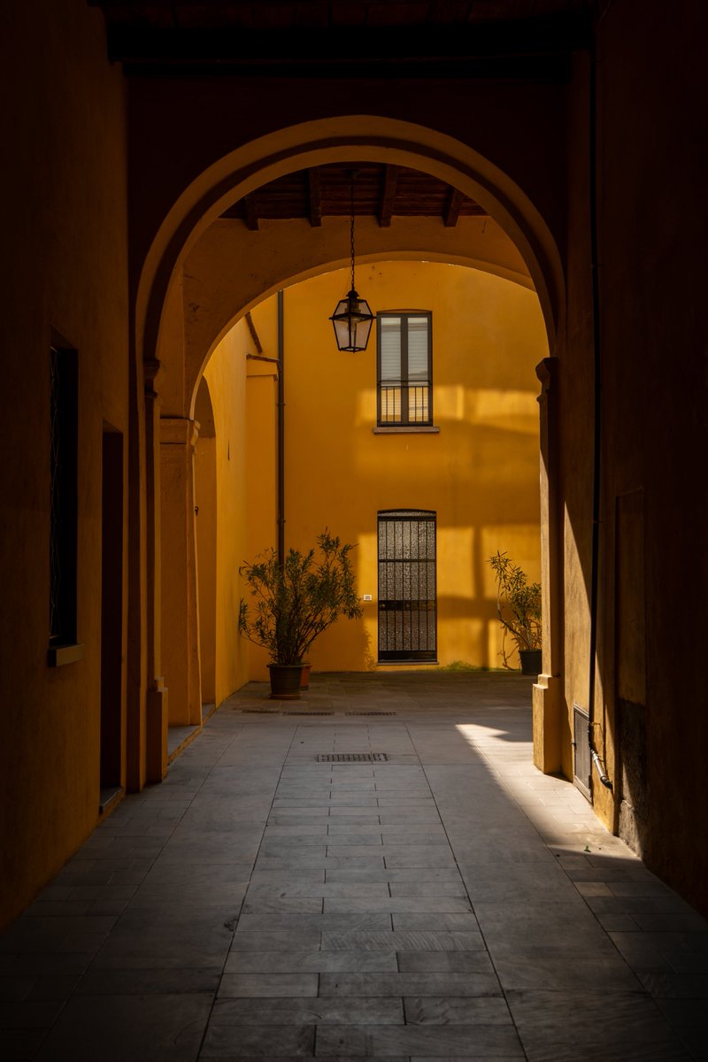 itsrapha83's tweet photo. Currently obsessed with these courtyard entrances in Italy https://t.co/ZkC9yDvMJW