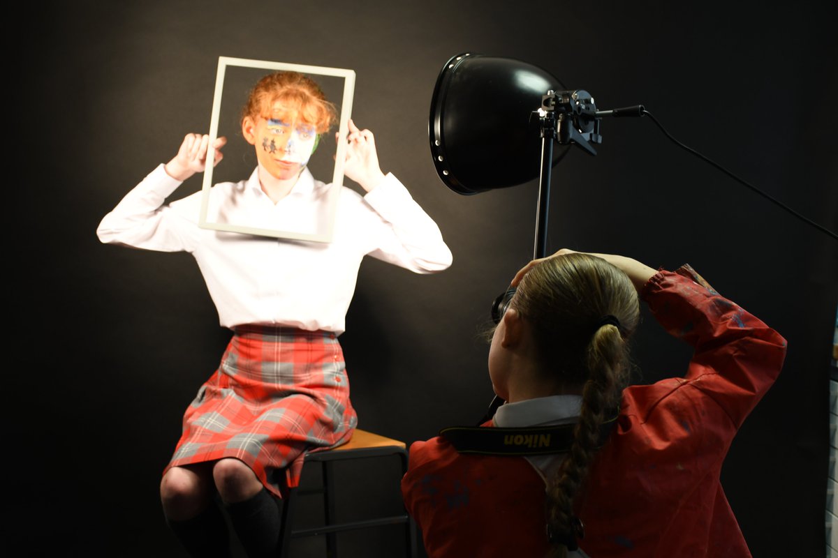 DurlstonArt's tweet photo. #DurlstonYr7 have made a superb start working as a makeup artist and then running their own studio photography shoot to doument their work. Some stunning outcomes - can you guess the famous painting? @Artsmarkaward #Durlstoncreate https://t.co/PUrXjlhWs1
