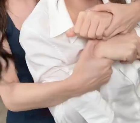 ถ่ายคอนเท้นแต่เล็งเป้าหมายโดยการกอด

// ใครไม่เขินแต่ฉันเขินกล้ามแขนพี่ลีน่ากอดน้องหมิวที่สุด   ㅠ