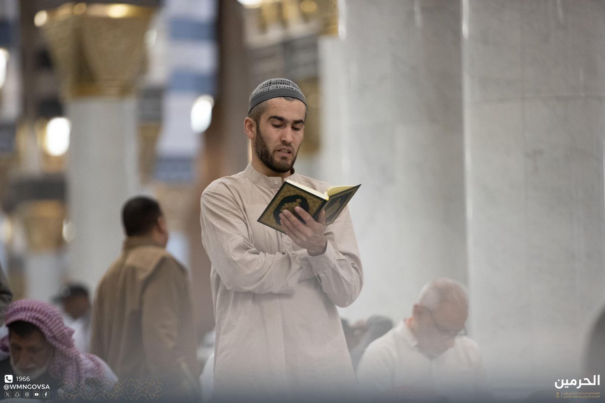 wmngovsa's tweet photo. آياتٌ تُتلى، وأكفٌ ترتفع، لحظاتٌ عامرةٌ بالسكينة يعيشها الصائمون في المسجد النبوي.

#المسجد_النبوي https://t.co/oFUm4mccFT
