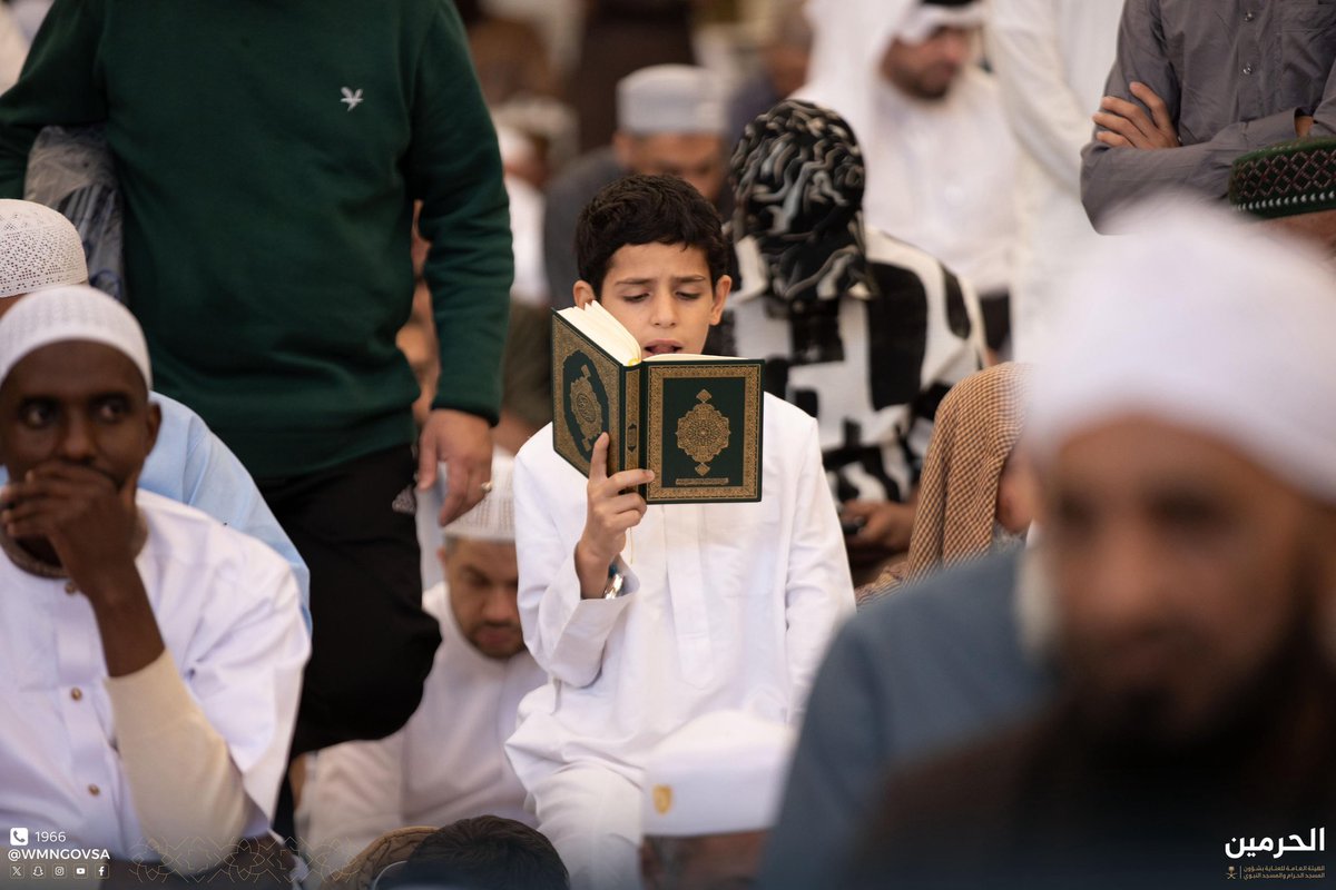 wmngovsa's tweet photo. آياتٌ تُتلى، وأكفٌ ترتفع، لحظاتٌ عامرةٌ بالسكينة يعيشها الصائمون في المسجد النبوي.

#المسجد_النبوي https://t.co/oFUm4mccFT