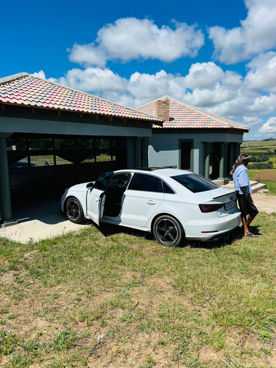 Hi, My name is Dumakahle Nkosi ❤️ I create music with meaningful messages that continue to resonate with listeners, no matter when they hear it...😊