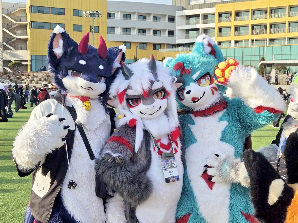 거대해! 멋있어!!

⬅️: <a href="/Lumi_Lumi_2/">Lumi 루미 🦈🔜furryjoA</a> 
➡️: <a href="/KKKOUGAA/">코우가🧪</a> 
📸: <a href="/Nuhbi_/">누비</a> 
#FursuitFriday