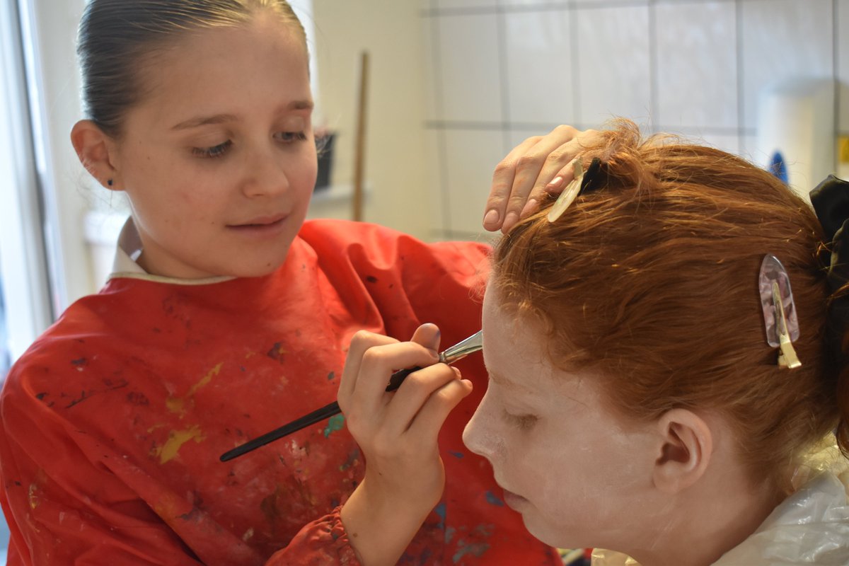 DurlstonArt's tweet photo. #DurlstonYr7 have made a superb start working as a makeup artist and then running their own studio photography shoot to doument their work. Some stunning outcomes - can you guess the famous painting? @Artsmarkaward #Durlstoncreate https://t.co/PUrXjlhWs1