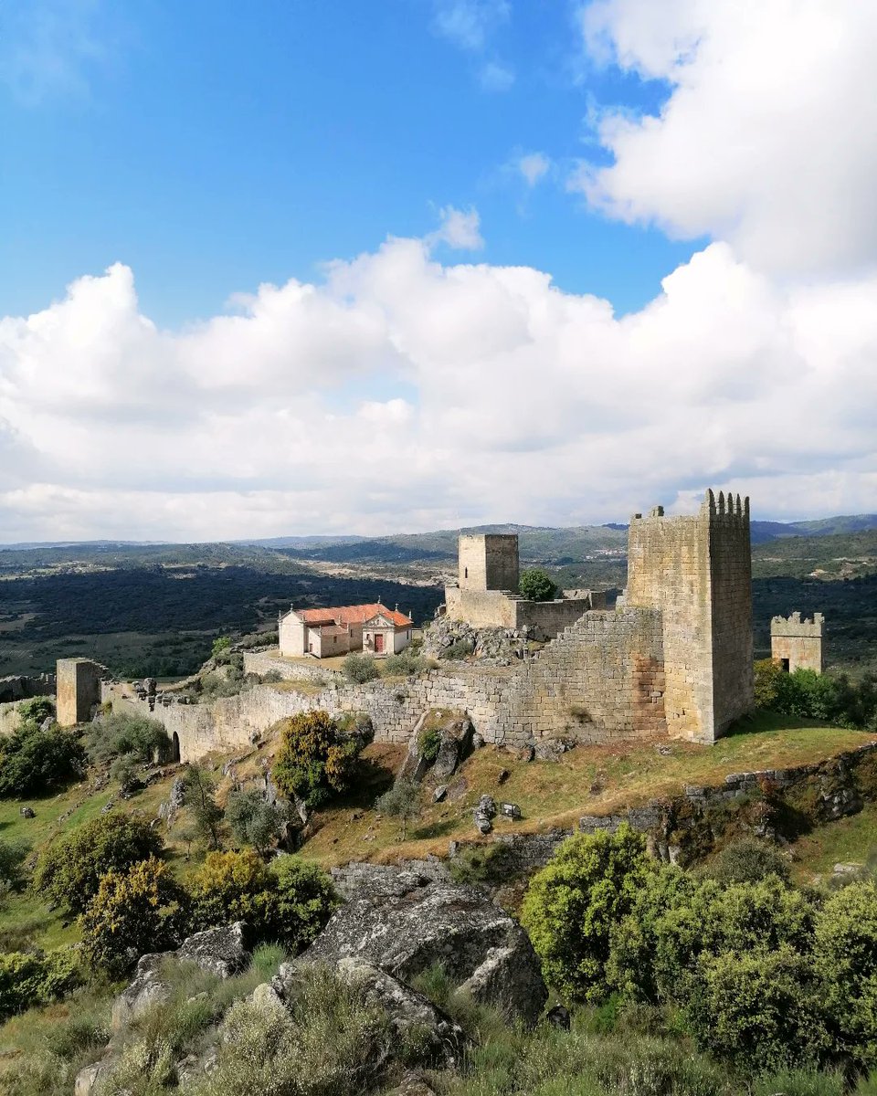 Marialva conquista pelo seu passado, pela sua imponência e pela tranquilidade que se sente no ar. 🩵

📸 <a href="/__vitorpires__/">__vitorpires__</a>

#Marialva #AldeiasHistoricas #Portugal