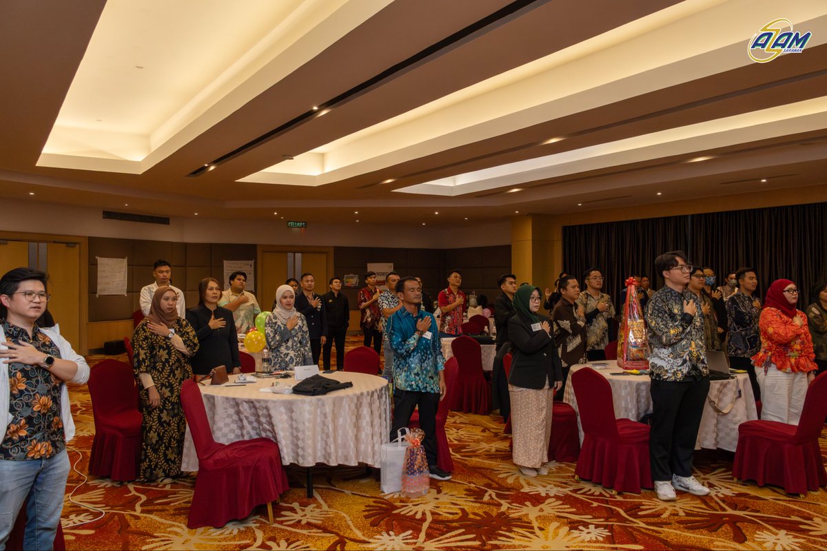 AZAMSarawak's tweet image. 🌟 Bootcamp Ends. The Real Journey Begins.

The Sarawak Digital Champion Bootcamp officially concluded with final presentations, constructive feedback, and the announcement of winning districts.

#SarawakDigitalChampion #AZAMSarawak #MovementForProgress #YouthInAction