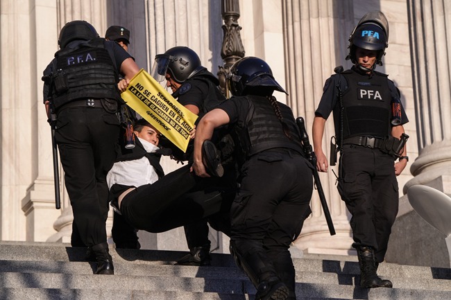 DiarioElNac's tweet photo. https://t.co/IJRgmFl3T2
Activistas de Greenpeace fueron detenidos tras una protesta en el Congreso contra la reforma de la Ley de Glaciares #GreenpeaceInternational #detenidoscongreso #activistasdegreenpeace 
Doce activistas de Greenpeace fueron detenidos #LeyDeGlaciares https://t.co/nP6AcQavI3