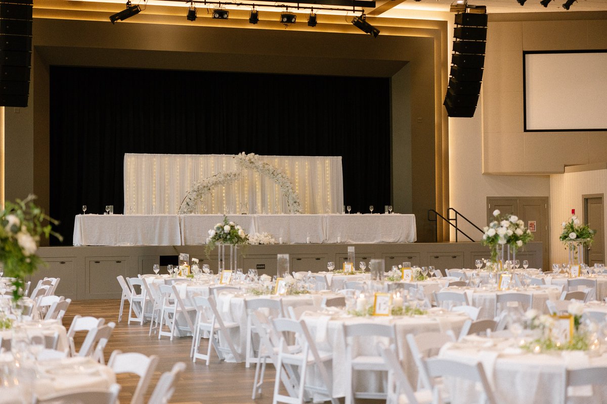 Beneath soaring ceilings and rich dark beams, with soft, customizable lighting all around, your love story becomes the centerpiece of a day you and your new spouse, and every guest, will remember forever.

arnoldspark.com/rentals/the-ro….
📷: Everlasting Photo