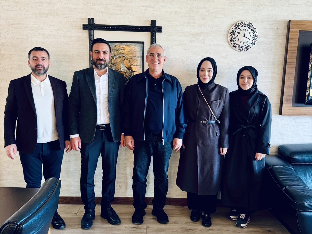 ibrahimgokcedg's tweet photo. 📍Davet

Önceki dönem Seyhan İlçe Başkanımız Sayın Kasım Pamuk’u, Pazar günü gerçekleştireceğimiz Seyhan İlçe Aile Yemeği programımıza davet ederek bir araya geldik.

Vefa, kardeşlik ve dava bilinciyle; birliğimizi, beraberliğimizi ve gönül bağlarımızı daha da güçlendirmeye devam ediyoruz.

#BirlikBeraberlik
#İnancımızBir #NiyetimizBir #YolumuzBir

@omerrcelik @abuyukgumus @yahyacelik_ @ozmehmetemin @Tamer_Dagli @KaramikSunay  @abdullahdogru01 @farukaytek