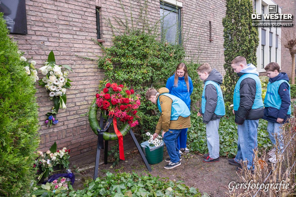 Buurtbewoners en leerlingen herdenken slachtoffers V1-bominslag dewester.info/buurtbewoners-… #DeWester #Nijmegen #Nieuws #Herdenken