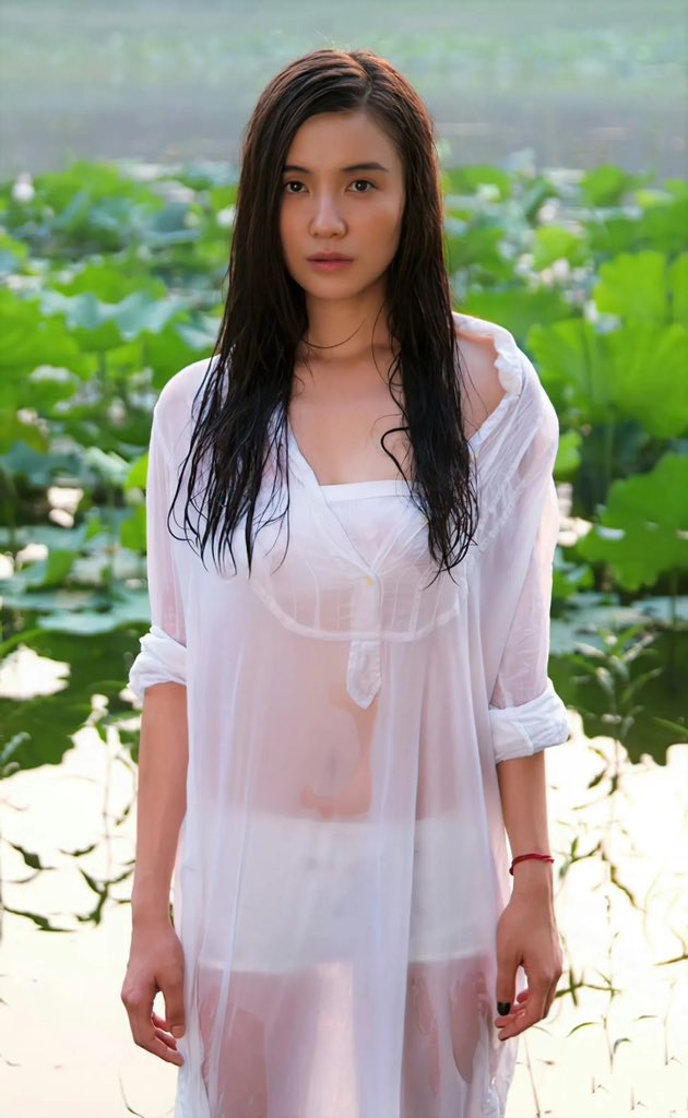 宋佳

湿发、透视、欲言又止的眼神，这是属于宋佳的顶级视觉杀。 https://t.co/W4p0pwn0y3