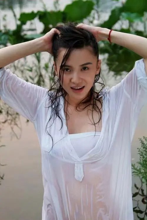 宋佳

湿发、透视、欲言又止的眼神，这是属于宋佳的顶级视觉杀。 https://t.co/W4p0pwn0y3
