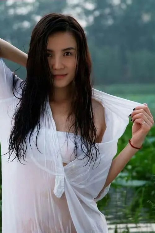 宋佳

湿发、透视、欲言又止的眼神，这是属于宋佳的顶级视觉杀。 https://t.co/W4p0pwn0y3